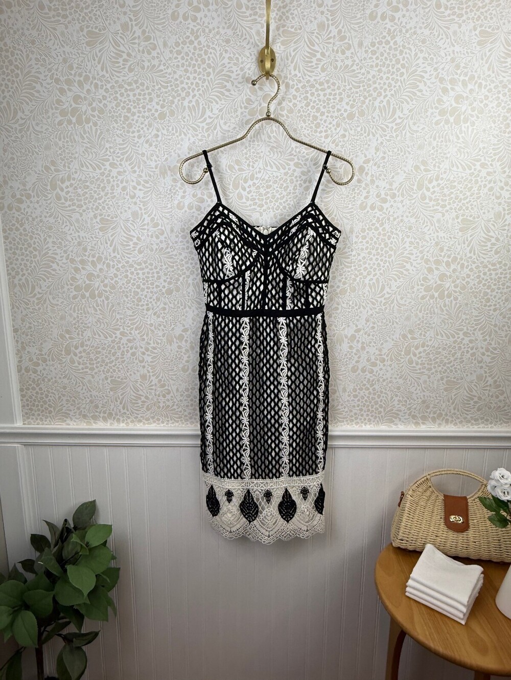 Harlyn Black Lace White Lattice-Style Overlay Sleeveless Midi Dress - Size - XS